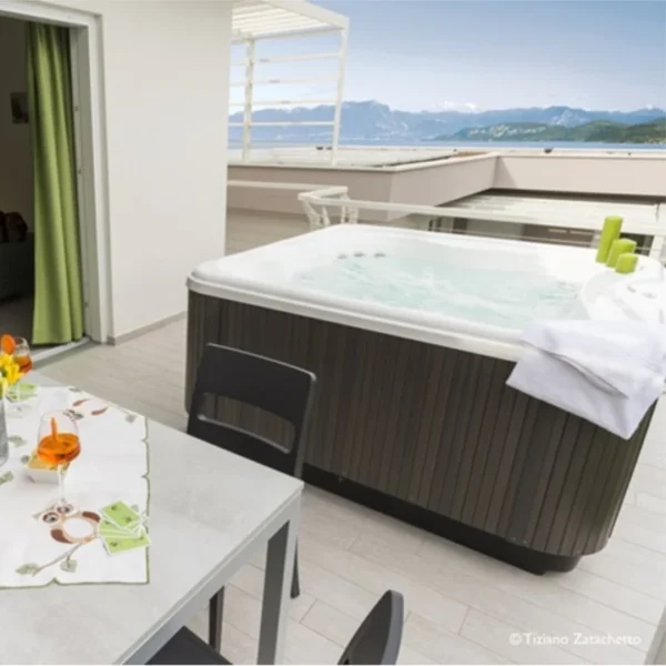 Jacuzzi® Lodge™ M - 5 Person Hot Tub